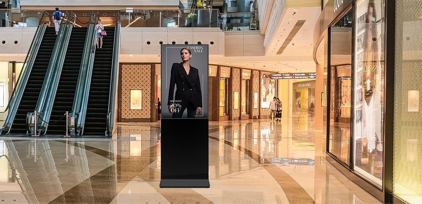 Versi-Indoor-kiosk-in-a-shopping-mall-with-fashion-ad-min-